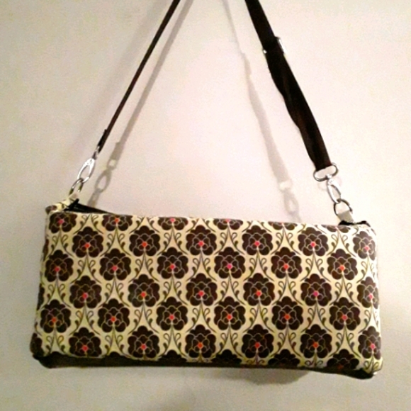 Peek Away Bag With Baby Changing/Nursing Station - Picture 5 of 15